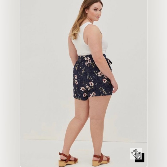 Torrid sz 4 tie front stretch crepe shorts NWT - Picture 3 of 9